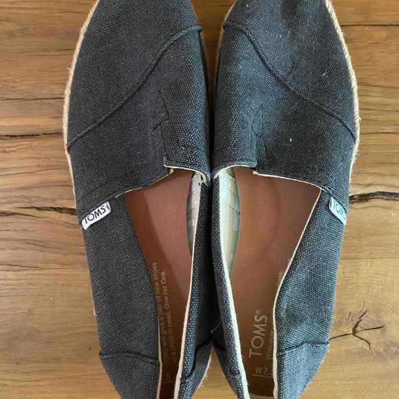Dark Gray TOMS Size 7.5 - Picture 2 of 4